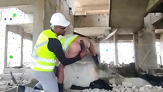 Eletricista safado trás os consolos da esposa, pro seu colega enfia nele na obra, fica todo arreganhado